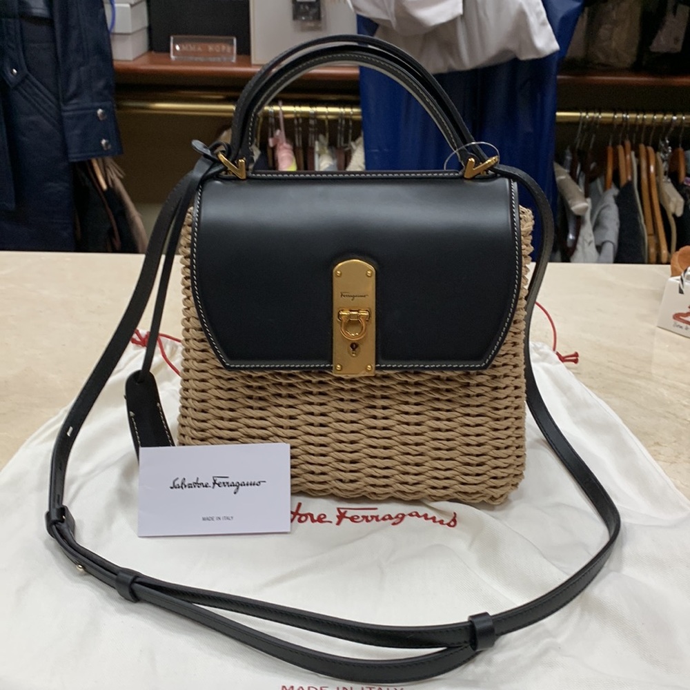 SALVATORE FERRAGAMO MEDIUM BOXYZ LEATHER TRIMMED NATURAL STRAW TOP HANDLE BAG - Picture 16 of 16